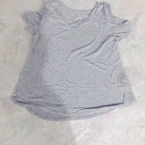 Grey tee-shirt, with open shoulders